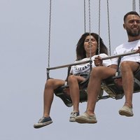 Chabelita Pantoja y Alberto Isla en unos columpios voladores