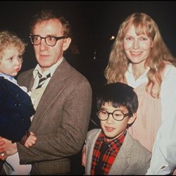 Woody Allen junto a Mia, Dylan y Moses Farrow