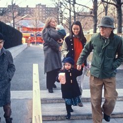 Woddy Allen paseando con Mia, Moses, Ronan, Dylan Farrow y Previn