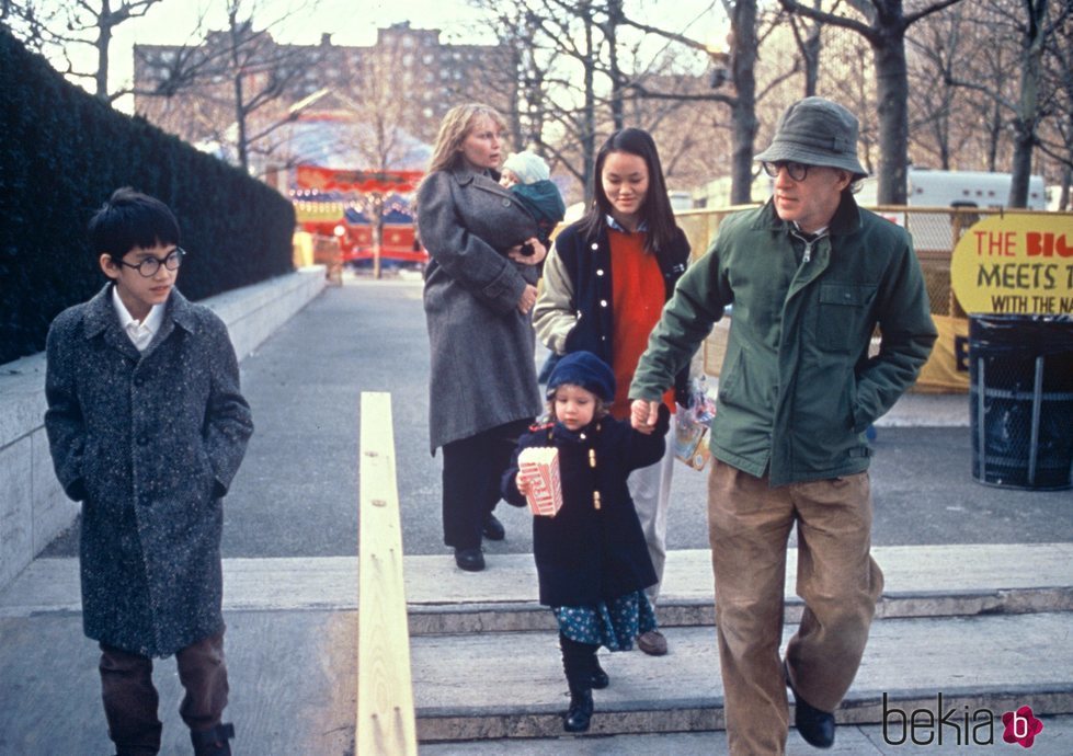 Woddy Allen paseando con Mia, Moses, Ronan, Dylan Farrow y Previn