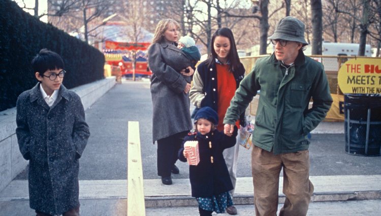 Woddy Allen paseando con Mia, Moses, Ronan, Dylan Farrow y Previn