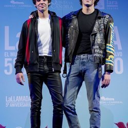 Javier Calvo y Javier Ambrossi en la celebración del quinto aniversario de 'La Llamada'