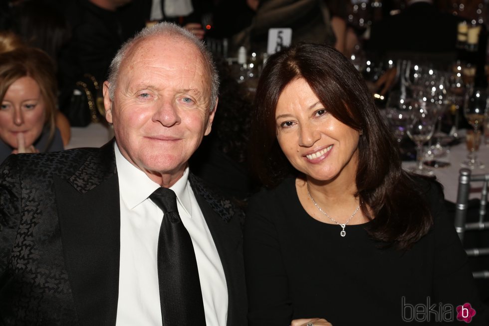 Anthony Hopkins y Stella Arroyave en un evento