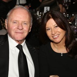 Anthony Hopkins y Stella Arroyave en un evento