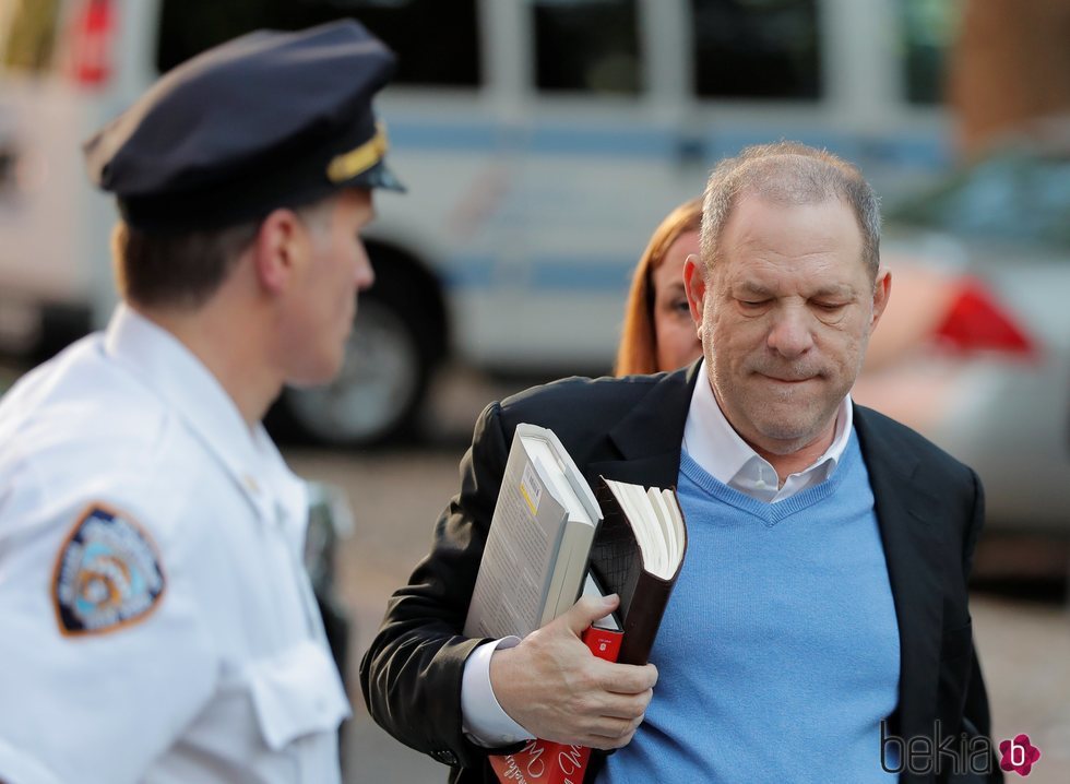 Harvey Weinstein entregándose en la Policía de Nueva York