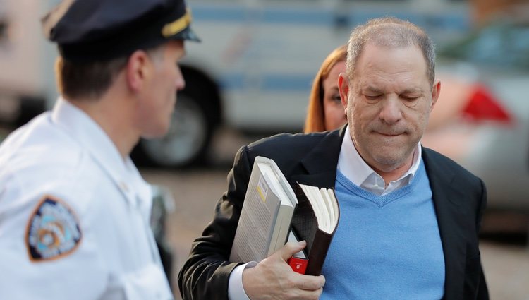 Harvey Weinstein entregándose en la Policía de Nueva York