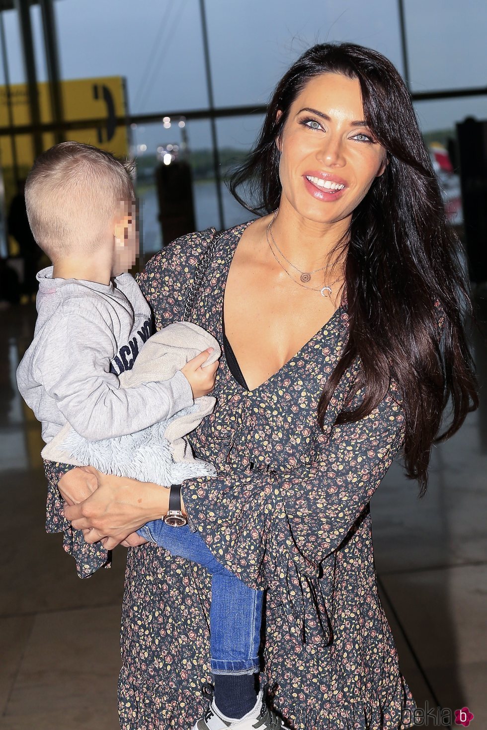 Pilar Rubio con su hijo en el aeropuerto Adolfo Suárez