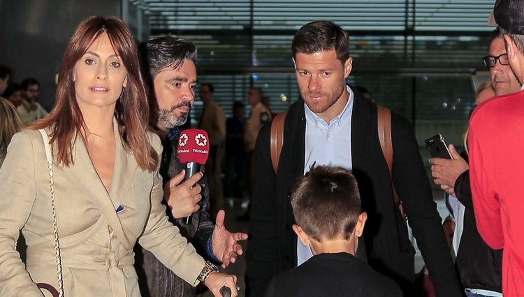 Xabi Alonso, Nagore Aramburu y sus niños rumbo a Kiev