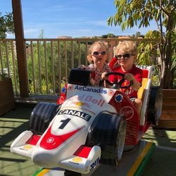 Jacques y Gabriella de Mónaco subidos a un pequeño coche de carreras