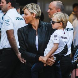 Charlene de Mónaco con el pequeño Jacques en los entrenamientos del Gran Premio de Mónaco