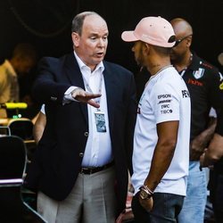 Alberto de Mónaco hablando con Lewis Hamilton en el Gran Premio de Mónaco