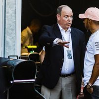 Alberto de Mónaco hablando con Lewis Hamilton en el Gran Premio de Mónaco