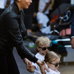 Charlene de Mónaco con sus hijos Jacques y Gabriella en el Gran Premio de Mónaco