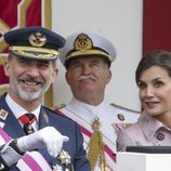 El Rey Felipe VI y la Reina Letizia fotografiados en el desfile de las Fuerzas Armadas en Logroño