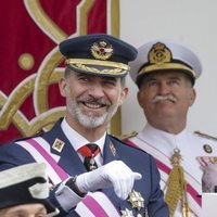 El Rey Felipe VI y la Reina Letizia fotografiados en el desfile de las Fuerzas Armadas en Logroño