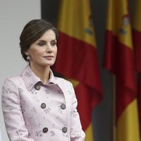 La Reina Letizia, con gesto serio en el desfile de las Fuerzas Armadas en Logroño