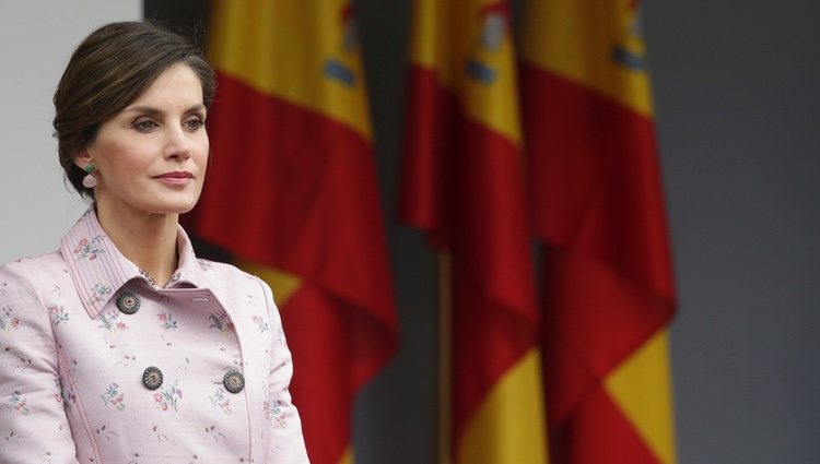 La Reina Letizia, con gesto serio en el desfile de las Fuerzas Armadas en Logroño