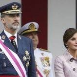 El Rey Felipe y la Reina Letizia presidiendo el desfile de las Fuerzas Armadas en Logroño