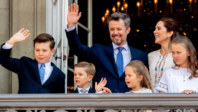 Federico y Mary de Dinamarca con sus cuatro hijos saludando por el 50 cumpleaños del Príncipe