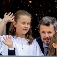 Federico de Dinamarca con sus hijas Isabel y Josefina de Dinamarca en el saludo por su 50 cumpleaños