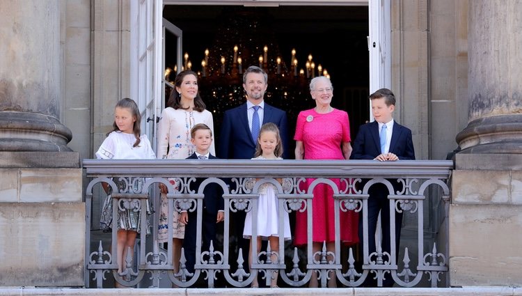 Federico de Dinamarca en el balcón por su 50 cumpleaños junto a su familia