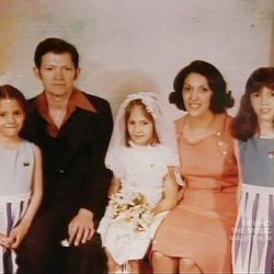 Jennifer Lopez en su primera comunión con sus padres y sus hermanas