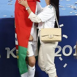 Cristiano Ronaldo besando a Georgina Rodríguez tras ganar el Real Madrid la Champions 2018