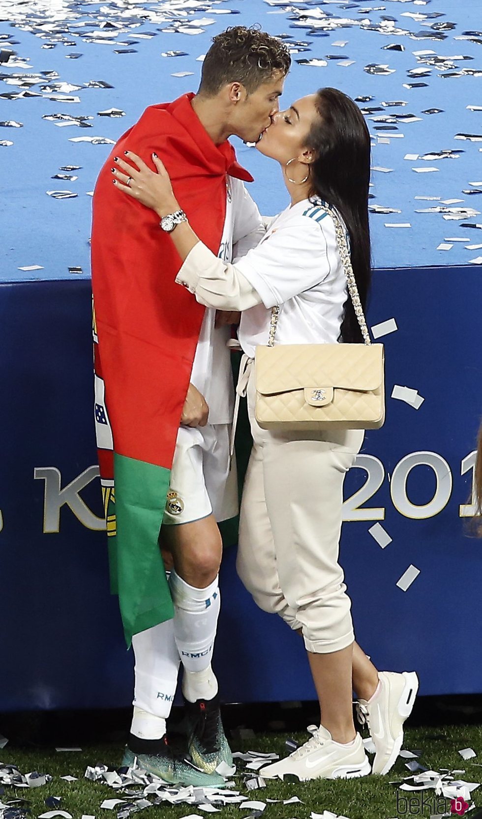 Cristiano Ronaldo besando a Georgina Rodríguez tras ganar el Real Madrid la Champions 2018