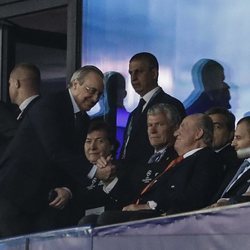 El Rey Juan Carlos saludando a Florentino Pérez en la final de la Champions 2018