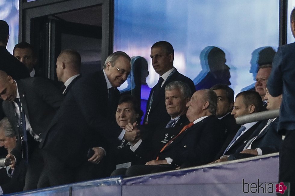 El Rey Juan Carlos saludando a Florentino Pérez en la final de la Champions 2018