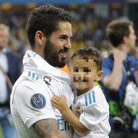 Isco Alarcón celebrando con su hijo la victoria del Real Madrid en la Champions 2018