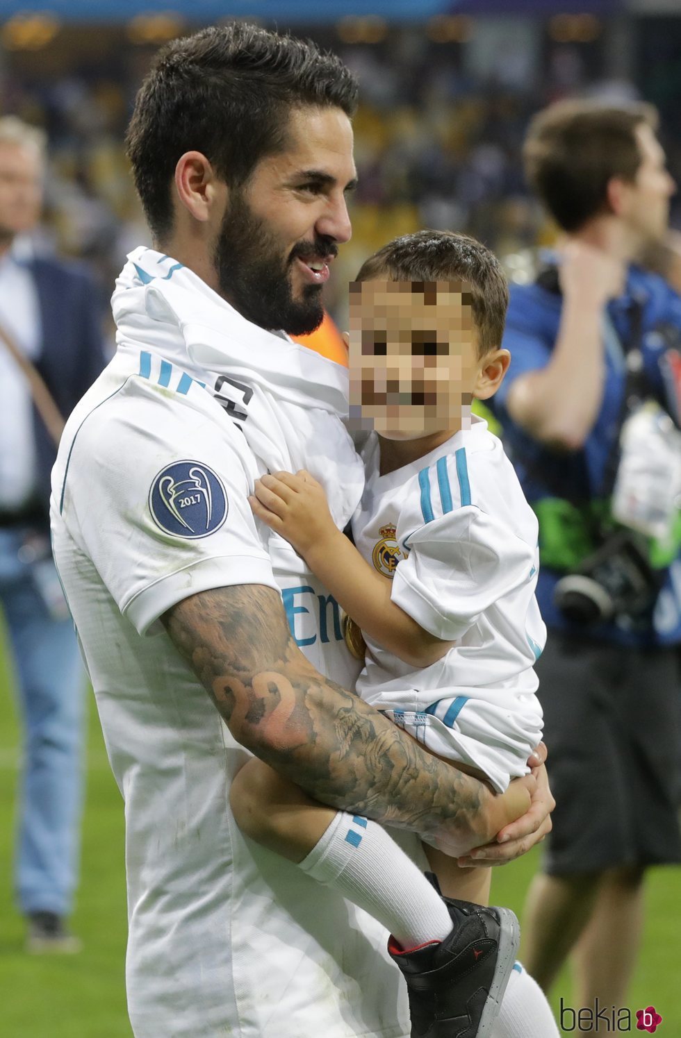 Isco Alarcón celebrando con su hijo la victoria del Real Madrid en la Champions 2018