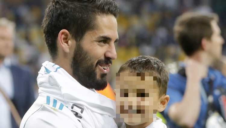 Isco Alarcón celebrando con su hijo la victoria del Real Madrid en la Champions 2018