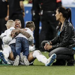 Sergio Ramos celebrando la Champions 2018 con Pilar Rubio y sus hijos Sergio y Marco