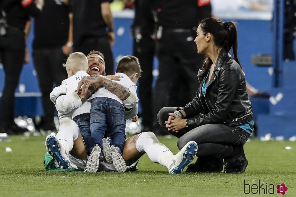 Sergio Ramos celebrando la Champions 2018 con Pilar Rubio y sus hijos Sergio y Marco