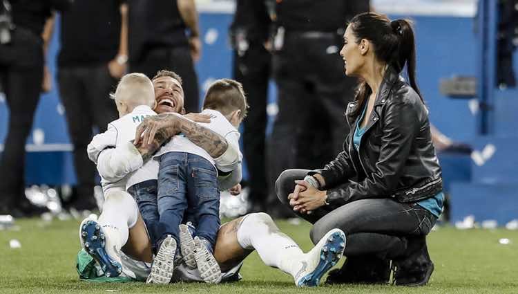 Sergio Ramos celebrando la Champions 2018 con Pilar Rubio y sus hijos Sergio y Marco