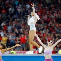 Dua Lipa actuando en la final de la UEFA Champions League 2018