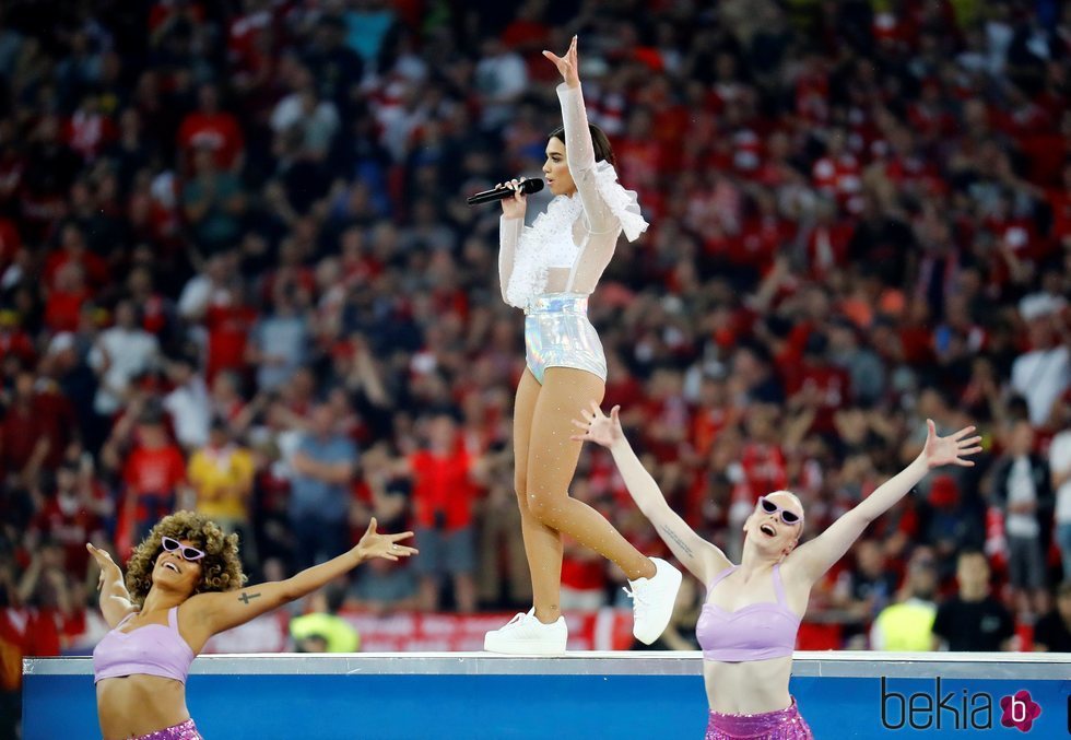 Dua Lipa actuando en la final de la UEFA Champions League 2018