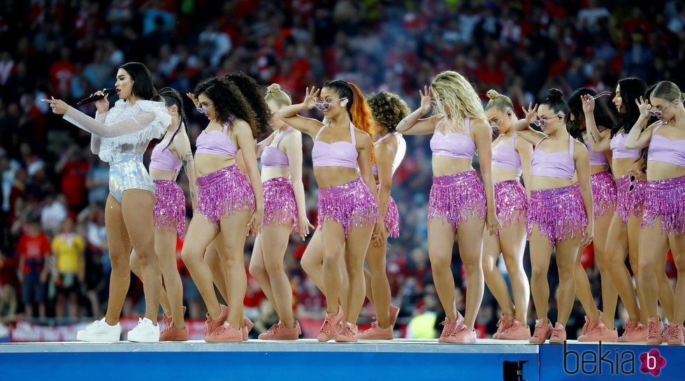 Dua Lipa durante su actuación en la final de la UEFA Champions League 2018