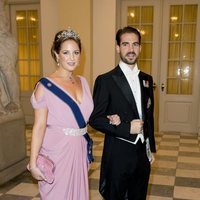 La Princesa Theodora y el Príncipe Felipe de Grecia en la cena de gala del 50 cumpleaños de Federico de Dinamarca