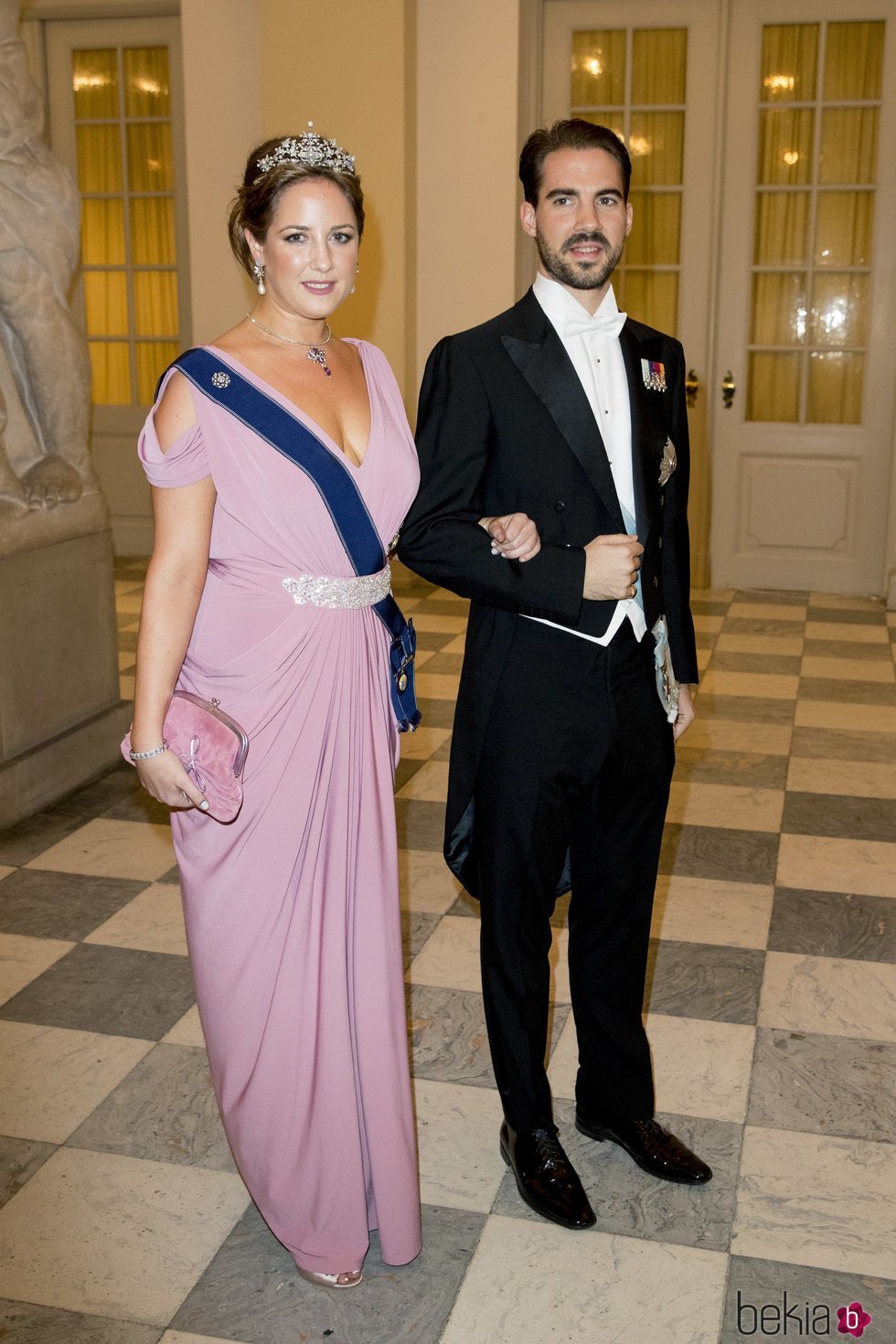 La Princesa Theodora y el Príncipe Felipe de Grecia en la cena de gala del 50 cumpleaños de Federico de Dinamarca