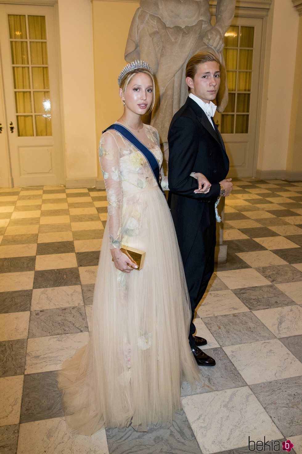 Tino de Grecia y la Princesa María Olympia en la cena de gala del 50 cumpleaños de Federico de Dinamarca