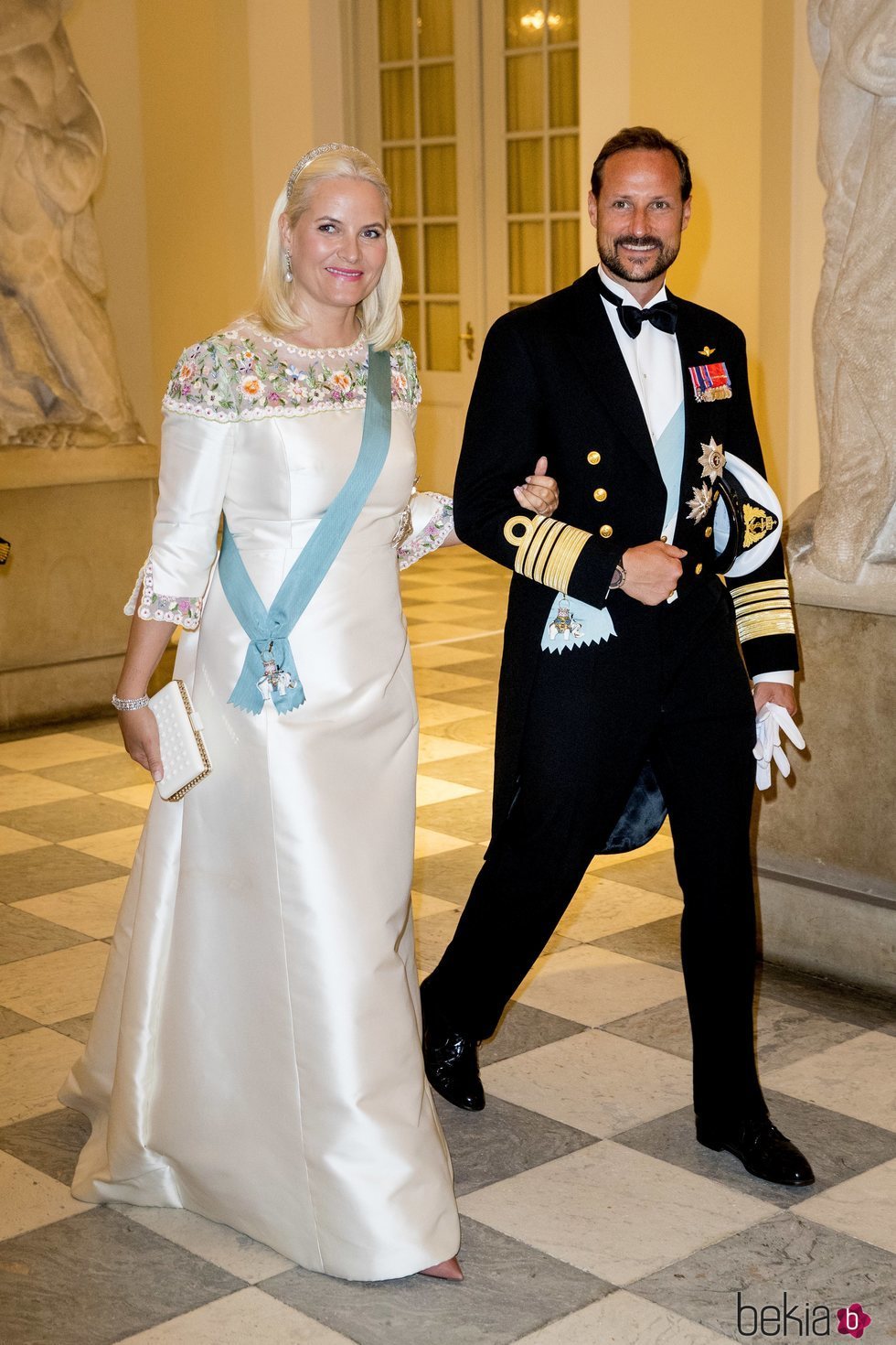 Los Príncipes Haakon y Mette-Marit de Noruega en la cena de gala del 50 cumpleaños de Federico de Dinamarca