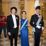 Nicolás de Dinamarca con los Príncipes Joaquín y Marie de Dinamarca en la cena de gala del 50 cumpleaños de Federico de Dinamarca