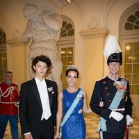 Nicolás de Dinamarca con los Príncipes Joaquín y Marie de Dinamarca en la cena de gala del 50 cumpleaños de Federico de Dinamarca