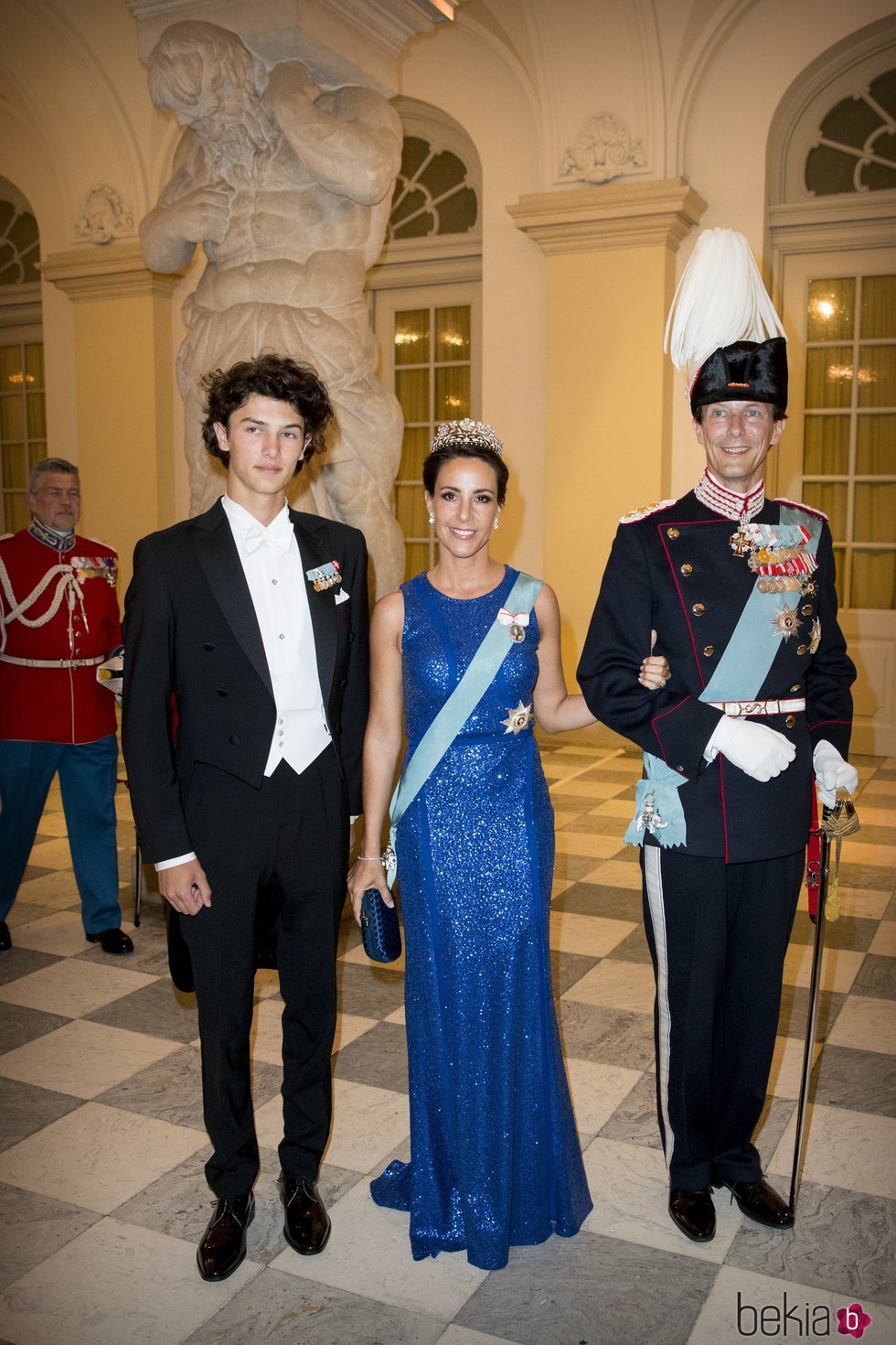 Nicolás de Dinamarca con los Príncipes Joaquín y Marie de Dinamarca en la cena de gala del 50 cumpleaños de Federico de Dinamarca