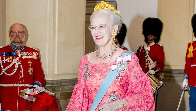 La Reina Margarita de Dinamarca en la cena de gala del 50 cumpleaños de Federico de Dinamarca