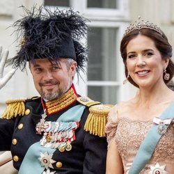 Federico de Dinamarca recorriendo las calles de Copenhague en calesa con la Princesa Mary