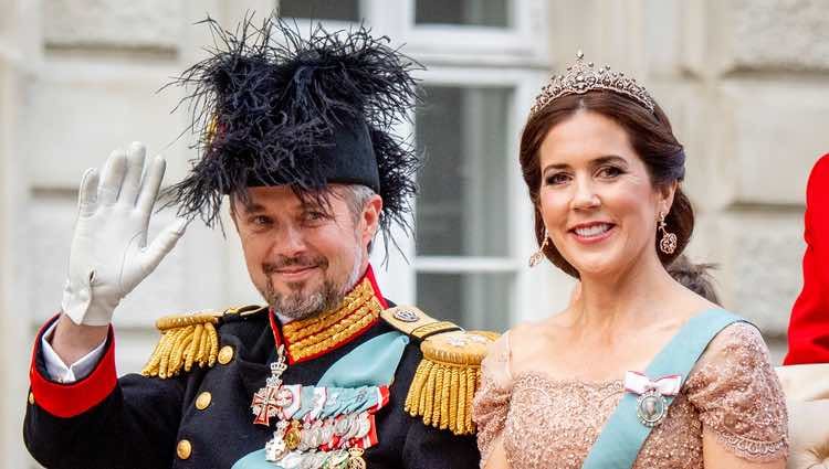 Federico de Dinamarca recorriendo las calles de Copenhague en calesa con la Princesa Mary