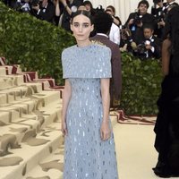 Rooney Mara en la alfombra roja de la Gala MET 2018